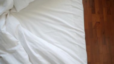 Sabahın köründe dağınık yatak, uyandıktan sonra dağınık yatak. .