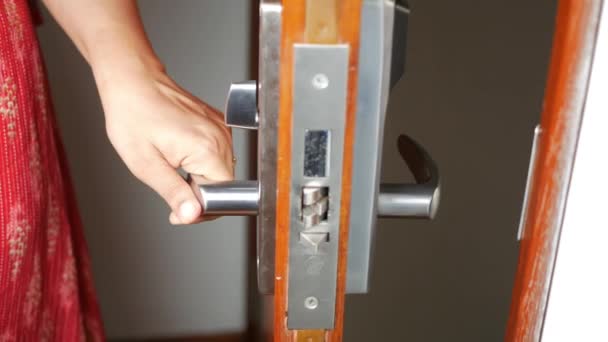 Женщины Закрывают Дверь Рукой — стоковое видео