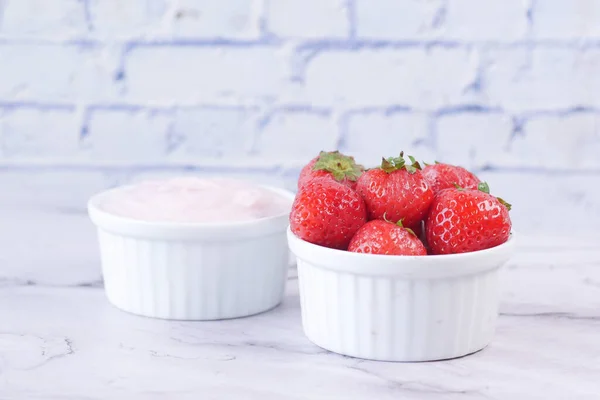 Joghurt Und Erdbeere Einer Schüssel Auf Weiß — Stockfoto