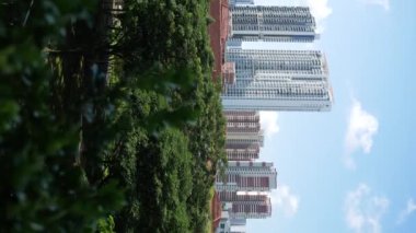 Güneşli bir günde Singapur şehir binalarının sanatsal manzarası ,