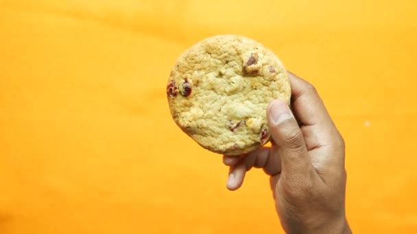 Bovenaanzicht Van Het Breken Van Zoete Koekjes Oranje Achtergrond — Stockvideo