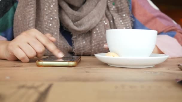 Frauen Greifen Café Zum Smartphone Und Trinken Kaffee — Stockvideo