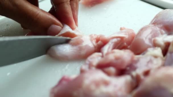 Orang Tangan Memotong Daging Ayam Dekat — Stok Video
