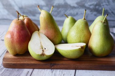 Masada bir dilim taze armut. Yakın plan. ,