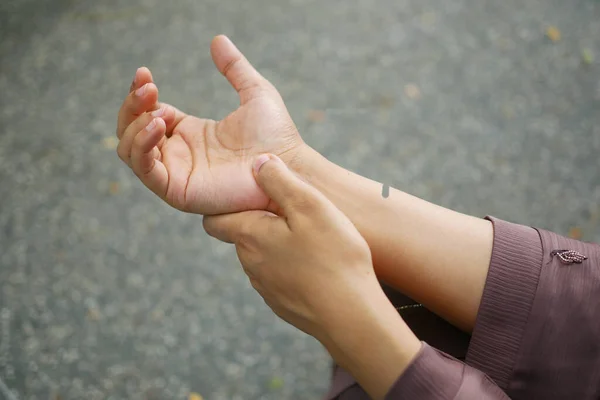 Rückansicht Von Frauen Die Schmerzen Der Hand Haben — Stockfoto