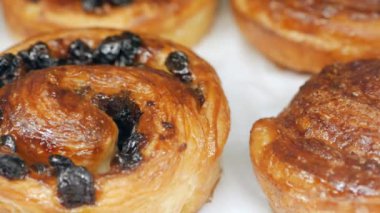 Tarçınlı çörekleri masaya koy. .