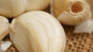 Beyaz arkaplanda pf sarımsağı kapat,,