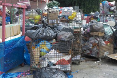 , bağışlanan eşyalar büyük bir konteynırda ,