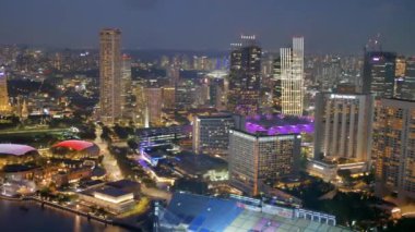 Singapur finans binaları ve otel manzarası .