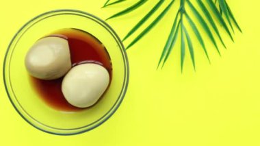 Yumurtaları bir kaseye koy.