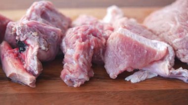 Doğrama tahtasındaki çiğ eti kapat. .