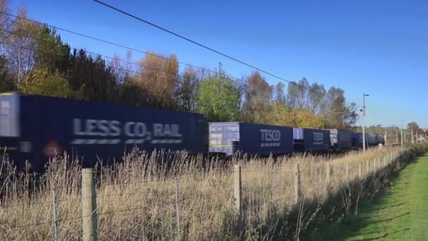 Ett Godståg Som Transporterar Containrar Märkta Med Tesco Kör Norrut — Stockvideo