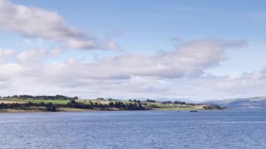 Kara Ada 'da. Invergordon 'dan Cromarty Firth' e ve Black Isle 'a olan görüşün hızlandırılmış kaydı. Kara Ada, İskoçya 'nın Ross ve Cromarty bölgelerinde bulunan bir yarımadadır..
