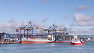 Belfast Limanı. Konteynır gemileri boşaltılırken Belfast limanının hızlandırılmış kaydı. Belfast Limanı Kuzey İrlanda 'nın ana deniz geçididir..
