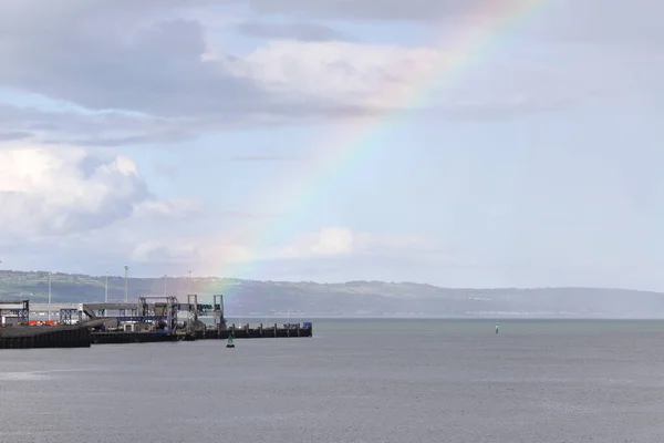 贝尔法斯特海港彩虹 一幅彩虹在贝尔法斯特港上空被描绘出来 贝尔法斯特港是北爱尔兰的主要海运门户 — 图库照片