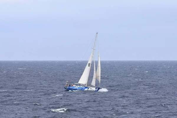 一艘游艇在苏格兰大陆以西的克莱德湾航行 — 图库照片