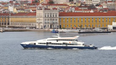 Yolcu gemisi Carnide, Lizbon yakınlarındaki Tagus Nehri 'nde resmedildi. Gemi 1998 'de yapılmış..