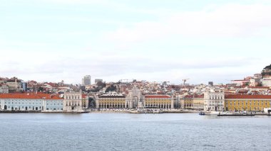 Portekiz 'deki Lizbon rıhtımındaki Ticaret Meydanı' na doğru Tagus Nehri 'nin karşısındaki manzara.
