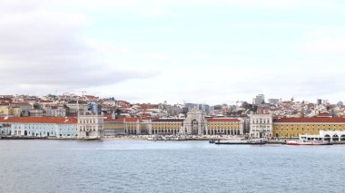 Portekiz 'deki Lizbon rıhtımındaki Ticaret Meydanı' na doğru Tagus Nehri 'nin karşısındaki manzara.
