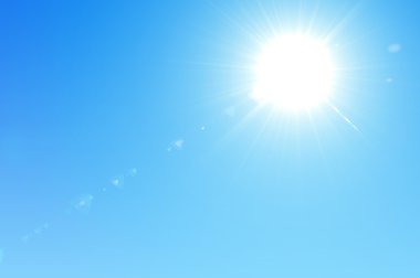 Mavi gökyüzü ile göze batan güneş