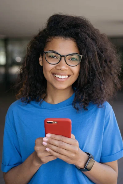 Jovem Sorrindo Afro Americano Usando Compras Aplicativos Móveis Online Retrato — Fotografia de Stock