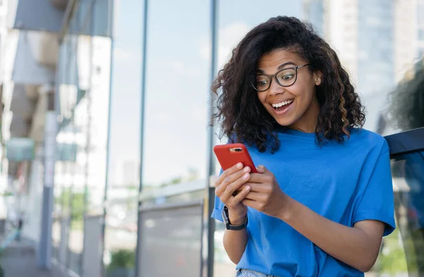Mulher Afro Americana Feliz Usando Telefone Celular Compras Line Olhando — Fotografia de Stock
