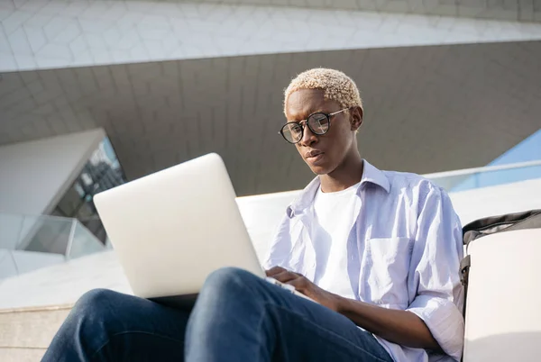 Programador Afro Americano Usando Computador Portátil Trabalhando Projeto Freelance Sentado — Fotografia de Stock