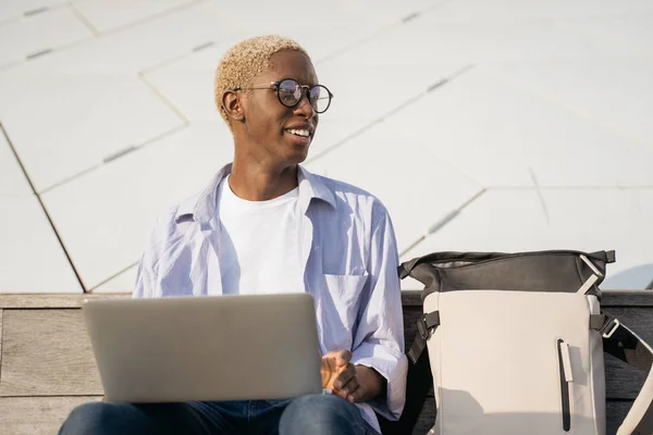 Retrato Sorrir Freelancer Afro Americano Usando Computador Portátil Desviando Olhar — Fotografia de Stock