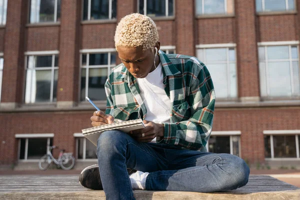 Retrato Artista Homem Pensativo Vestindo Roupas Casuais Desenhando Algo Sentado — Fotografia de Stock