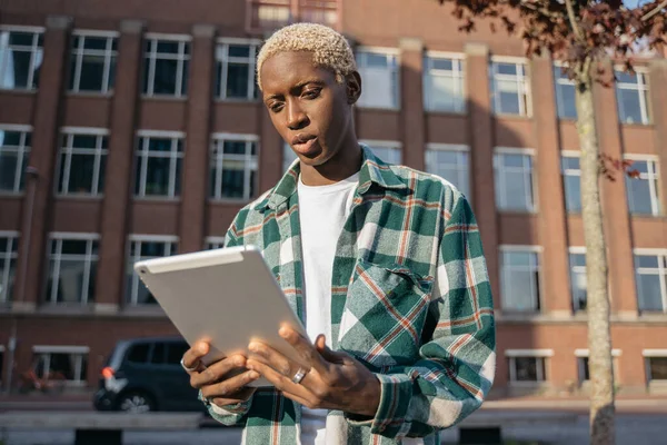 Jovem Homem Afro Americano Bonito Com Cabelo Elegante Segurando Tablet — Fotografia de Stock
