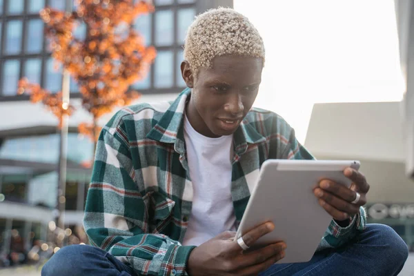 Jovem Sorrindo Estudante Afro Americano Usando Tablet Digital Estudando Aprendendo — Fotografia de Stock