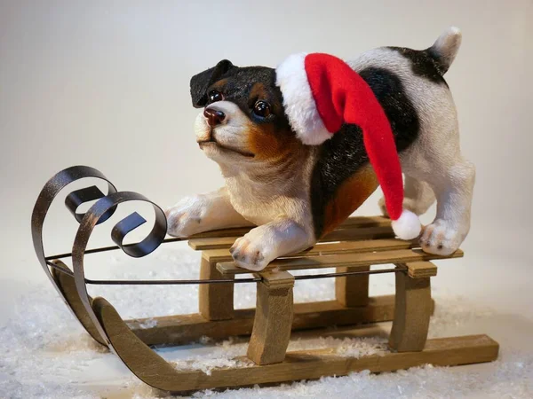 Noel Baba 'nın kırmızı şapkası ve beyaz Noel oyuncağıyla ahşap bir stantta Noel Baba oyuncağı.
