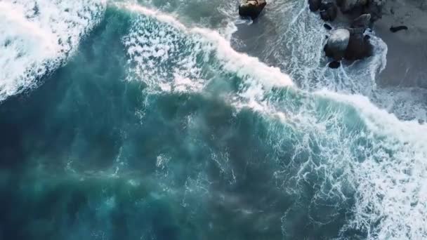 Пильний Вид Великих Хвиль Кидаються Берегову Поверхню Води — стокове відео