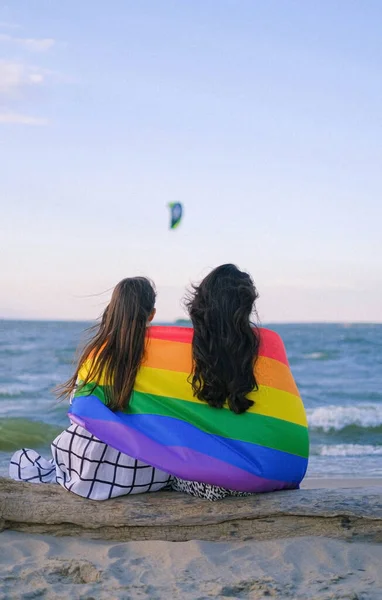 Una Pareja Lesbiana Envuelta Una Bandera Lgbtq Arco Iris — Foto de Stock