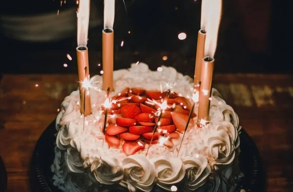 # Mutlu yıllar yanan mumlar # # Zarif bir pastada #