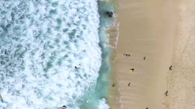 Tatil Doğası insanları günlerini güzel, şeffaf, mavi bir sahil kenarında geçirirler.