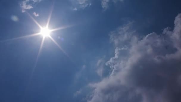 夏の青空に白いふわふわの積雲が形成される 雷雨の前の空の積雲の形成 — ストック動画