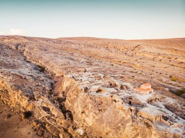 Uplistsiche mağaralarının panoramik manzarası ortası bazilika ve manzaralı kayalık. Boş uzay yolculuğu arkaplanı.