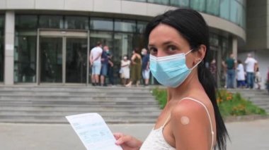 Genç beyaz kadın Tiflis, Gürcistan, Kafkasya 'da covid-19 aşı sertifikasına sahip.