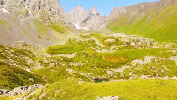 Letecký Výhled Malebné Zelené Ledovcové Jezero Turisty Národním Parku Kazbegi — Stock video