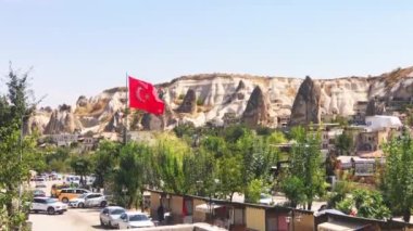 Arabaları ve peri bacaları olan durağan manzaralı Goreme kasabası manzarası. Türkiye tatil beldesine gitti.