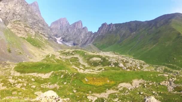 Slow Motion View Green Tent Beautiful Vibrant Green Caucasus Mountains — Stockvideo