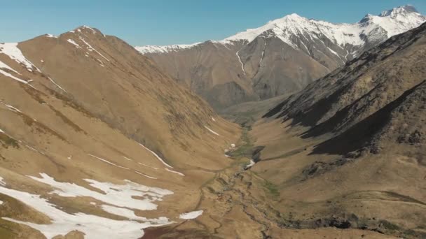 Volar Sobre Valle Juta Con Hermoso Panorama Las Montañas — Vídeo de stock