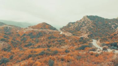 Kafkasya dağlarındaki hava manzaralı ve manzaralı arabalı yol manzaralı. Turizm ve Gürcistan seyahati.