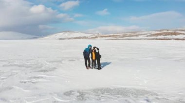 Slomo hava manzaralı aile, kış manzarasında izole bir şekilde tatil fotoğrafı çekiyor. Özgürlük keyif seyahati konsepti