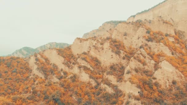 Вид Воздуха Красочные Осенние Скалы Пасмурный День Серым Небом Фоном — стоковое видео