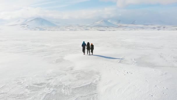 Filmový Pohled Tři Osoby Rodinná Procházka Společně Prozkoumat Krásné Zimní — Stock video