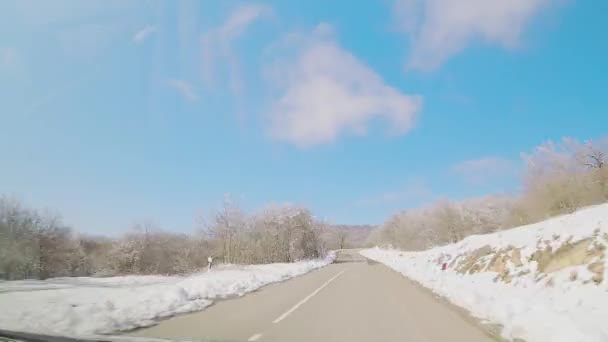 前面的窗口观点快速移动的旅行超驰格鲁吉亚农村冬季道路 — 图库视频影像