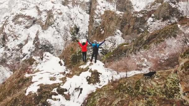 Avslöjande Utsikt Unga Segerrika Par Glada Njuta Vintern Natur Naturskönt — Stockvideo