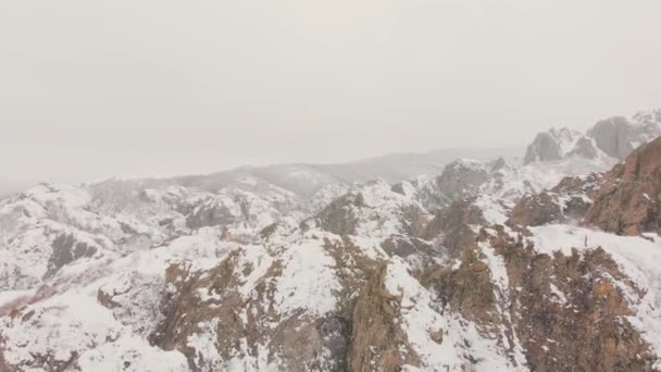 Luchtfoto Besneeuwd Birtvisi Vesting Muren Blijft Canyons Winter Scenic Winterlocaties — Stockvideo